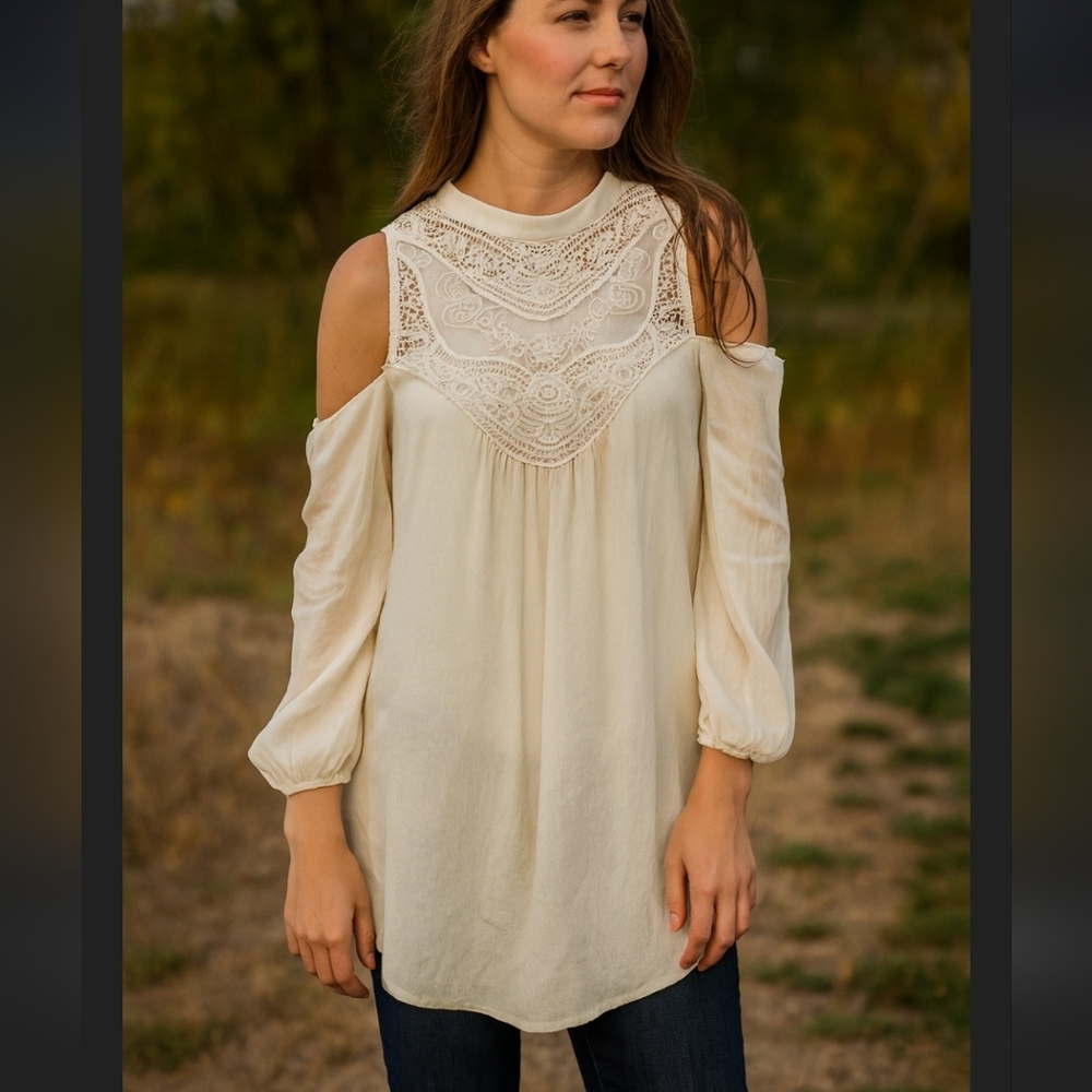 Heartsoul cream lace cold shoulder top L